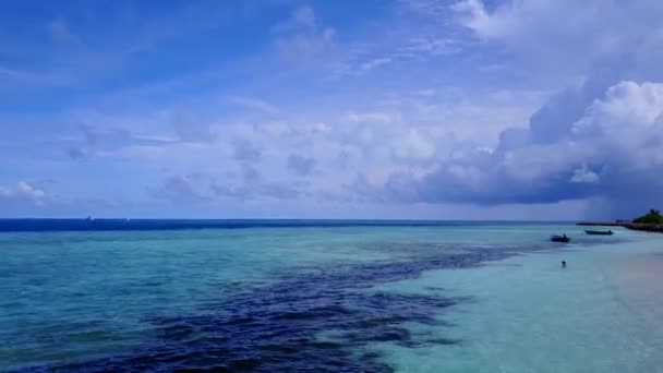 Letecké panorama perfektní resort pláž životní styl podle modrého moře a bílého písečného pozadí — Stock video