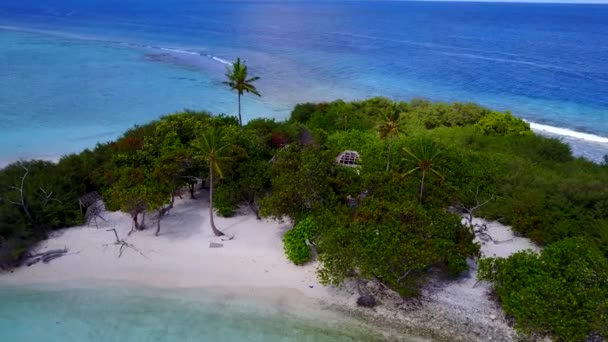 Drone natureza da praia turística idílica quebrar por mar transparente e fundo arenoso limpo — Vídeo de Stock