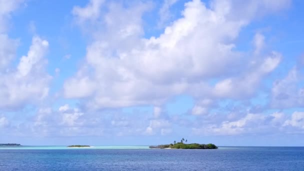 Aerial drone krajobraz relaksującej przygody plaży wyspy przez niebieską lagunę z białym, piaszczystym tle — Wideo stockowe
