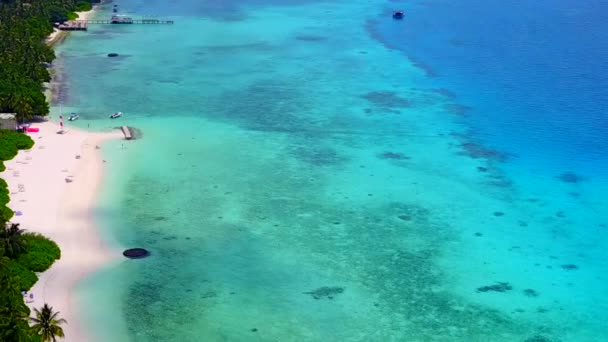 얕은 물과 하얀 모래사장을 이용 한 완벽 한 해변 항해를 하늘에서 볼 수있다 — 비디오
