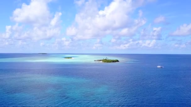 Turismo aéreo de drones de playa exótica junto a laguna verde azul con fondo de arena blanca — Vídeo de stock