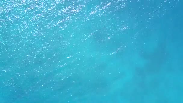 天堂的空中无人驾驶天空海滨航行蓝水白沙背景 — 图库视频影像