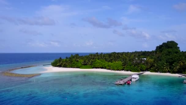 Drone resumen de hermoso viaje de playa de la costa por el agua azul con fondo de arena brillante — Vídeos de Stock