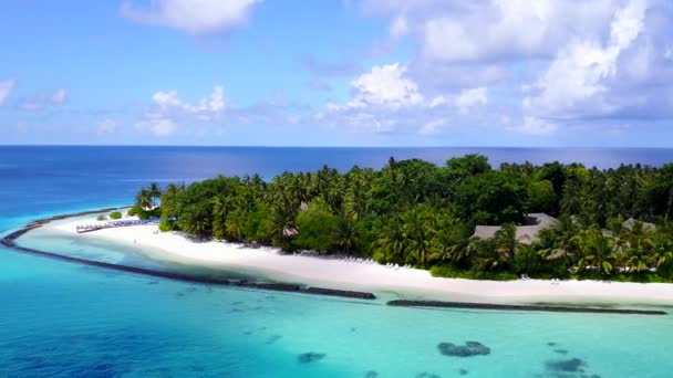 Drone natuur van exotische kust strand reis door transparante lagune met wit zand achtergrond — Stockvideo