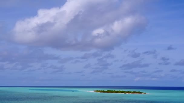 在明亮的沙滩背景下，鸟瞰着碧绿的大海，放松海滨度假的海景 — 图库视频影像