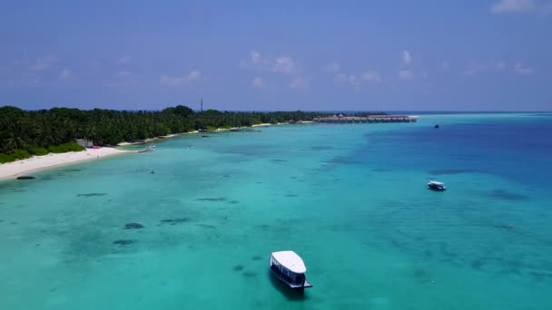 Luchtfoto drone landschap van luxe uitzicht op zee strand levensstijl door heldere zee met helder zand achtergrond — Stockvideo