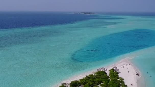 Drone natureza aérea da tranquila vista mar praia estilo de vida por lagoa clara e fundo arenoso branco — Vídeo de Stock