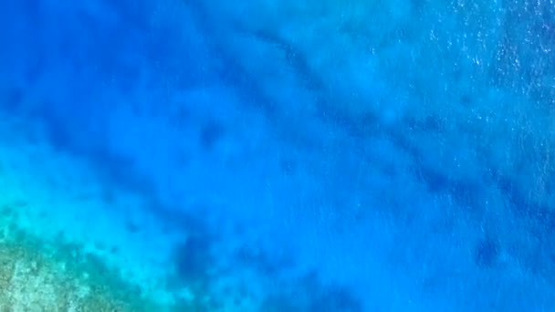 Воздушная абстракция роскошного туристического пляжного отдыха на бирюзовом море с белым песчаным фоном — стоковое видео