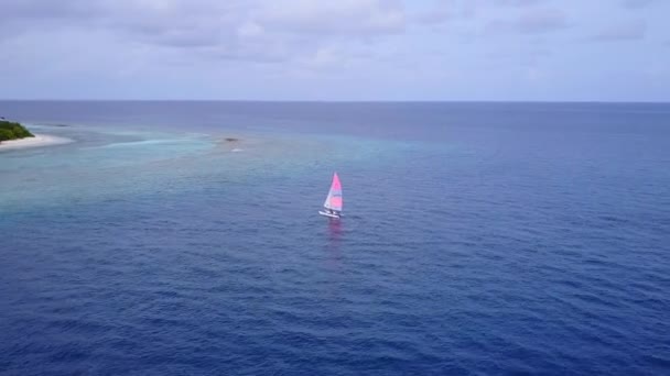 Panorama aéreo de drones de idílico estilo de vida de playa costera por agua transparente y fondo de arena blanca — Vídeos de Stock