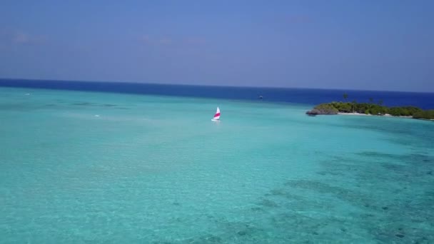 Drone paisaje de lujo resort playa viaje por el océano azul con fondo de arena blanca — Vídeo de stock
