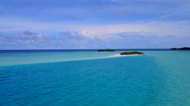 Воздушный беспилотник панорама роскошного пляжа залива перерыв синей зеленой водой с белым песком на фоне — стоковое видео