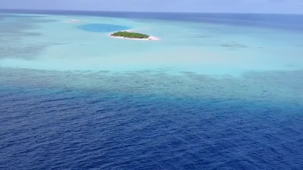 Aerial krajobrazy drone luksusowej przygody zatoki plaży przez przejrzystą wodę i białe piaszczyste tło — Wideo stockowe