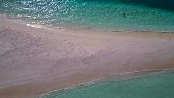 Lotnicza faktura raju zatoki czas plaży przez błękitne zielone morze i jasny piasek tło — Wideo stockowe