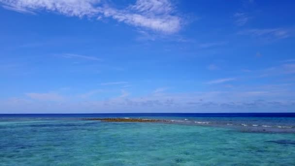 Drone antenowe niebo raju brzeg morza plaża podróż przez błękitne morze z białym tle piasku — Wideo stockowe