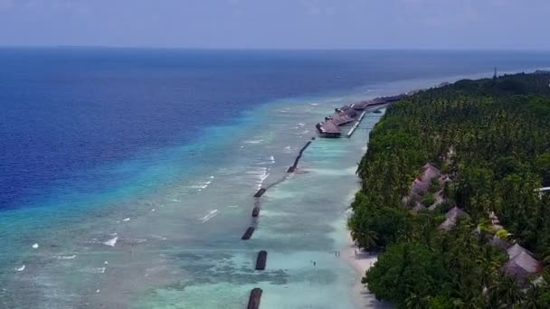Beyaz kumlu arka planlı sığ okyanus kıyısında huzurlu sahil seyahatinin insansız hava aracı turizmi — Stok video