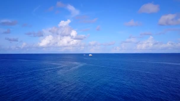 Drone viaggio di idilliaco stile di vita spiaggia turistica da oceano trasparente con sfondo di sabbia bianca — Video Stock