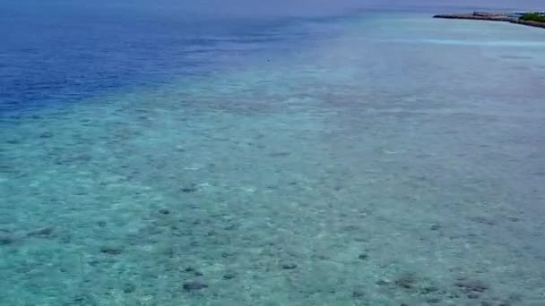 Textura aérea del estilo de vida de playa de resort marino por laguna azul agua con fondo de arena blanca — Vídeo de stock