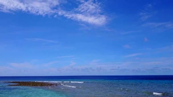 Drone nature aérienne de littoral tropical plage pause par l'océan bleu avec fond de sable blanc — Video