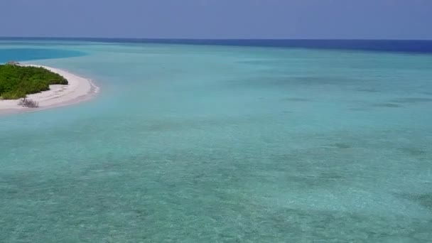 Sahil yolculuğunun havadan manzarası berrak su ve beyaz kum arka planıyla — Stok video