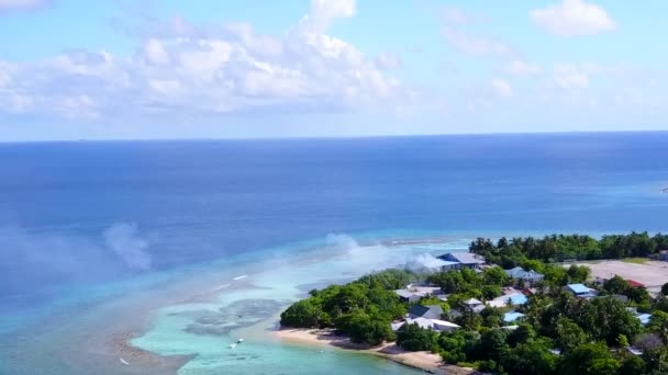 Panorama z lotu ptaka egzotycznego kurortu beach vacation by blue lagoon with white sand background — Wideo stockowe