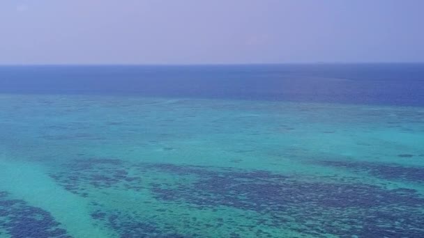 Panorama de drones aéreos del viaje marítimo a la playa por el océano claro y el fondo de arena blanca — Vídeos de Stock