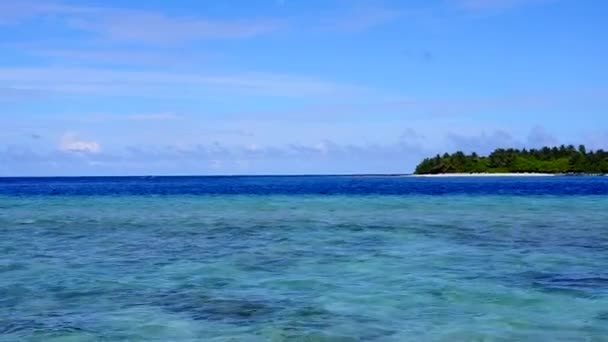 Drone εναέρια υφή χαλαρωτική παραλία χρόνο από τυρκουάζ ωκεανό και λευκό αμμώδη φόντο — Αρχείο Βίντεο
