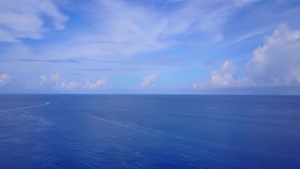 Légi kilátás turizmus idilli sziget strand kaland türkiz víz és fehér homok háttér — Stock videók