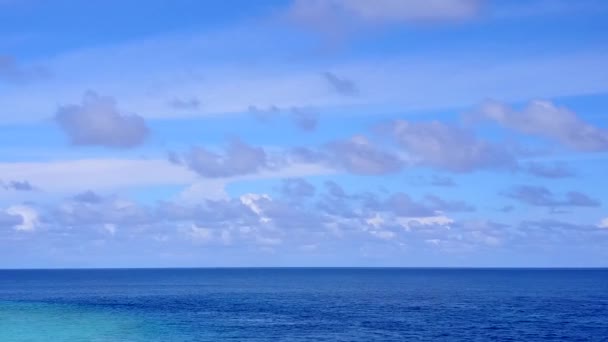 Drone hemel van perfect uitzicht op zee strand vakantie door blauw groen water met wit zand achtergrond — Stockvideo