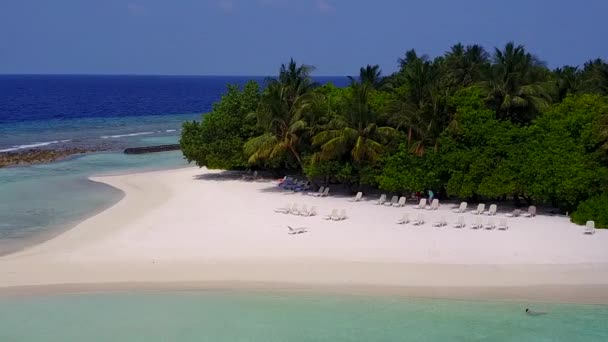 Pemandangan drone udara dari pantai yang tenang perjalanan pantai oleh air biru aqua dan latar belakang pasir putih — Stok Video