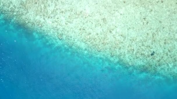 Luchtfoto zeegezicht van tropische eiland strand breken door blauwe zee en wit zand achtergrond — Stockvideo