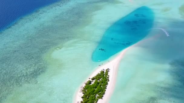 Flygfoto drönare landskap avkopplande stranden resa med blått vatten och vit sand bakgrund — Stockvideo