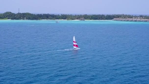 Luftaufnahme Zusammenfassung des Paradieses Meerblick Strandurlaub von aqua blauem Meer und weißem Sandhintergrund — Stockvideo