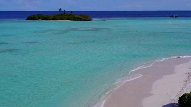 Beyaz kum arka planlı mavi lagünün yanındaki egzotik adanın insansız hava manzarası. — Stok video