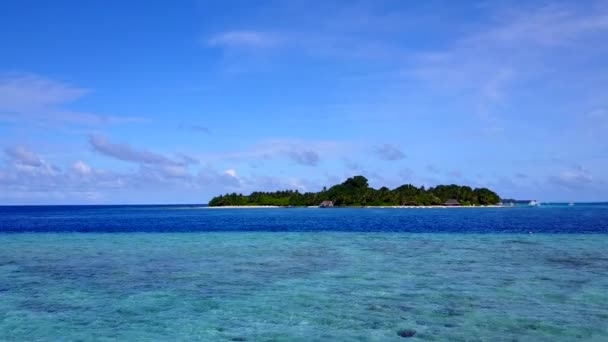 Turystyka drona relaksującej plaży lagunowej podróży niebieską laguną i białym tle piasku — Wideo stockowe