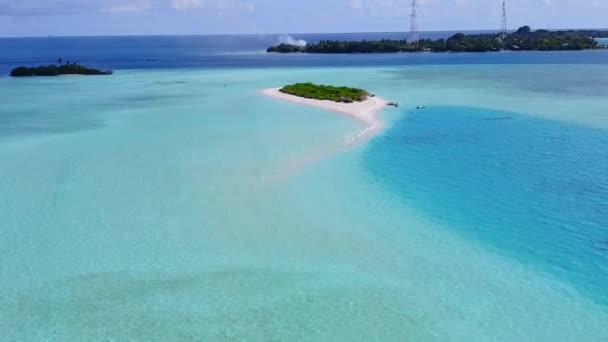 Flygresor av lugn ö strand paus med blått hav med vit sand bakgrund — Stockvideo