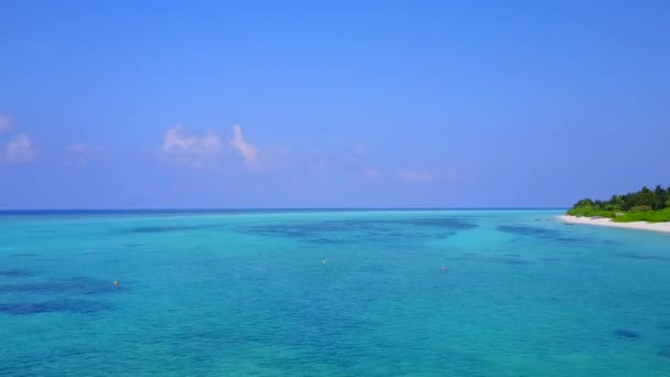 Luchtvaart drone reizen van zeestrand vakantie door transparante zee met wit zand achtergrond — Stockvideo