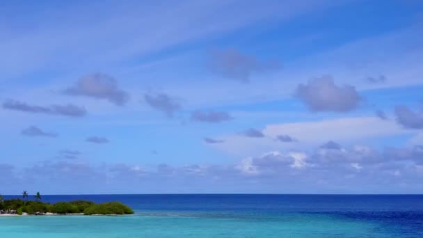 Textura aérea de costa tranquila tiempo de playa por laguna azul con fondo de arena brillante — Vídeo de stock