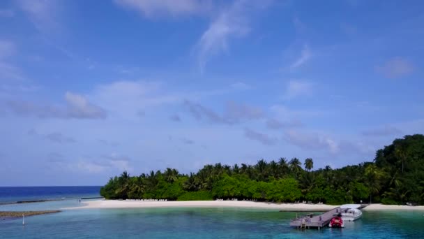 白い砂の背景を持つ透明な海による海洋リゾートビーチの時間の空中ドローンの海 — ストック動画