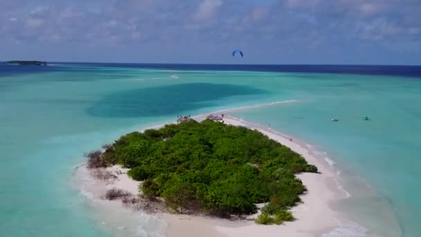 Textura aérea de hermosas vacaciones de playa turística por el océano azul con fondo de arena blanca — Vídeo de stock