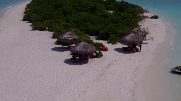 Céu drone aéreo de belas férias de praia resort por lagoa transparente e fundo arenoso limpo — Vídeo de Stock