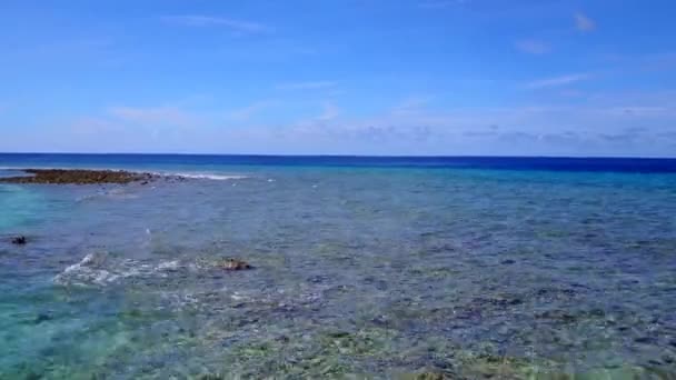 Turkuaz okyanus ve beyaz kum arka planıyla tropik ada plaj gezisinin insansız hava yolculuğu. — Stok video