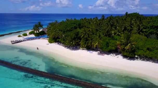 Textura aérea de luxo viagem de praia baía por mar claro e fundo de areia branca — Vídeo de Stock