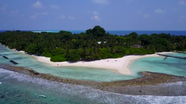 Drone vista paisaje de vacaciones de playa de bahía tropical por el océano azul y fondo de arena blanca — Vídeo de stock