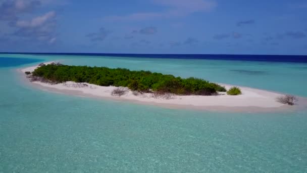 Pemandangan drone udara dari istirahat pantai teluk tenang oleh air biru dan latar belakang berpasir putih — Stok Video