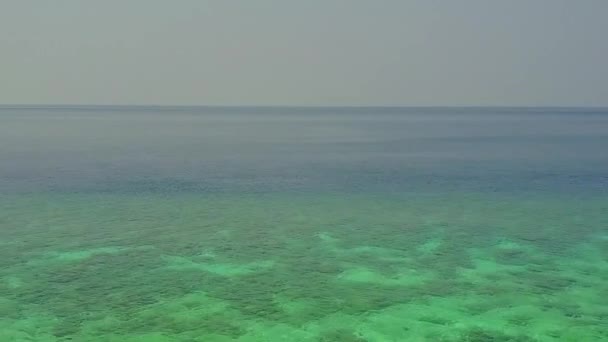 白沙背景绿松石水在完美的岛屿海滩航行的空中天空 — 图库视频影像