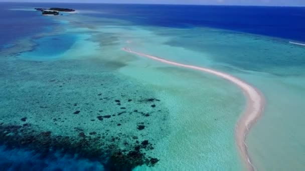 Flygfoto landskap avkopplande ö strand tid av blått hav och vit sand bakgrund — Stockvideo