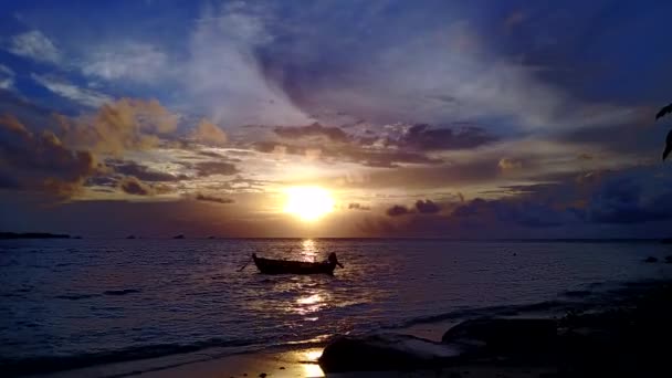 Viaje aéreo de aventura de playa costera de lujo por agua azul con fondo de arena blanca — Vídeos de Stock