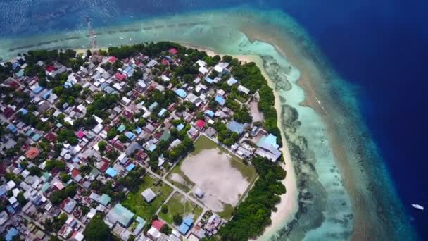 Aereo drone paesaggio di relax spiaggia riva mare pausa da oceano poco profondo con sfondo di sabbia brillante — Video Stock