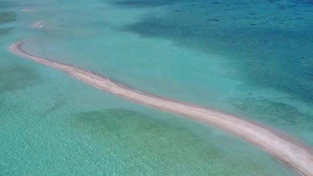Воздушный пейзаж идеального берегового времени на мелководном морском и белом песчаном фоне — стоковое видео