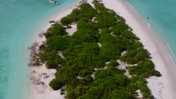 Paisaje aéreo de la laguna perfecta viaje a la playa por el océano azul y fondo de arena blanca — Vídeo de stock